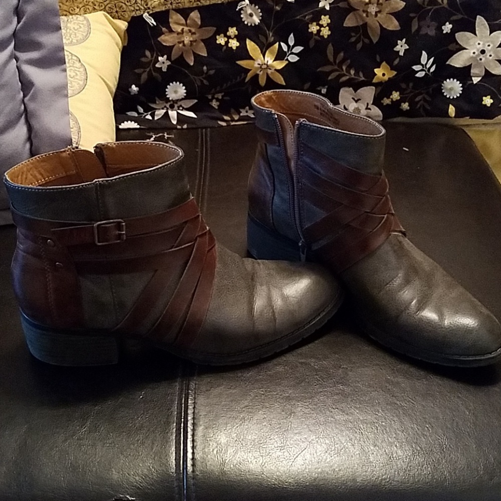 Sz 9 1/2 Grey and brown ankle boots.